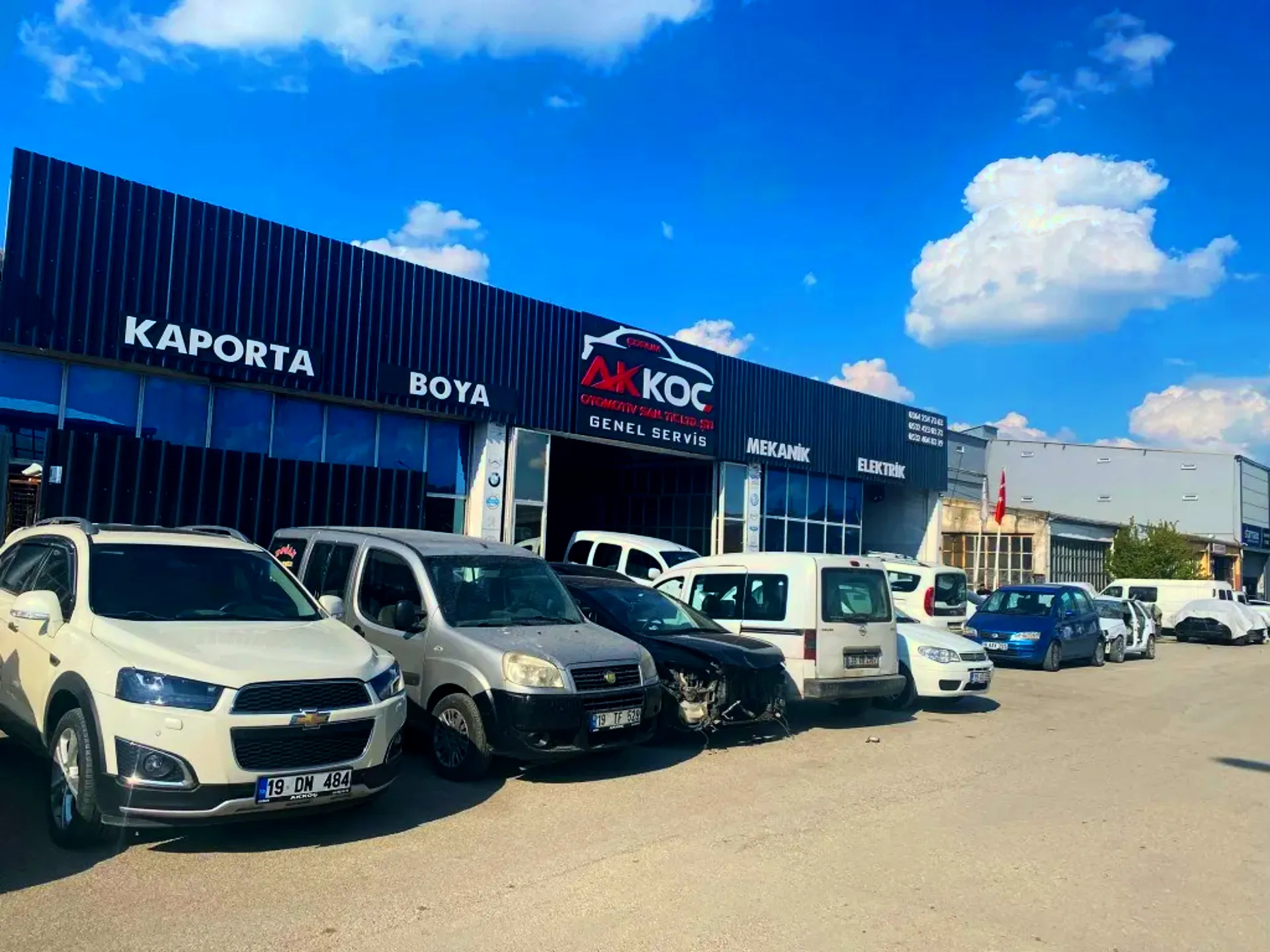 AKKOÇ Oto Servis cephesi: kaporta, boya, mekanik ve elektrik bantlı tabelasıyla iki katlı atölye