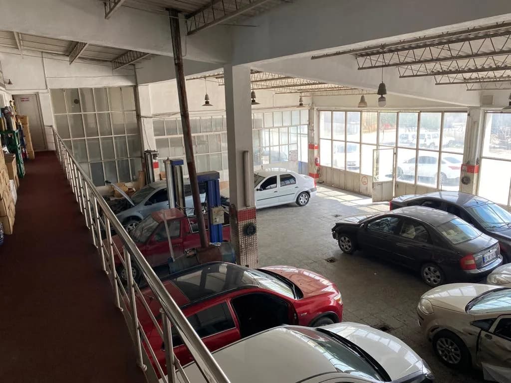AKKOÇ Oto Servis atölyesinin içi: köprü liftler ve çok sayıda araç
