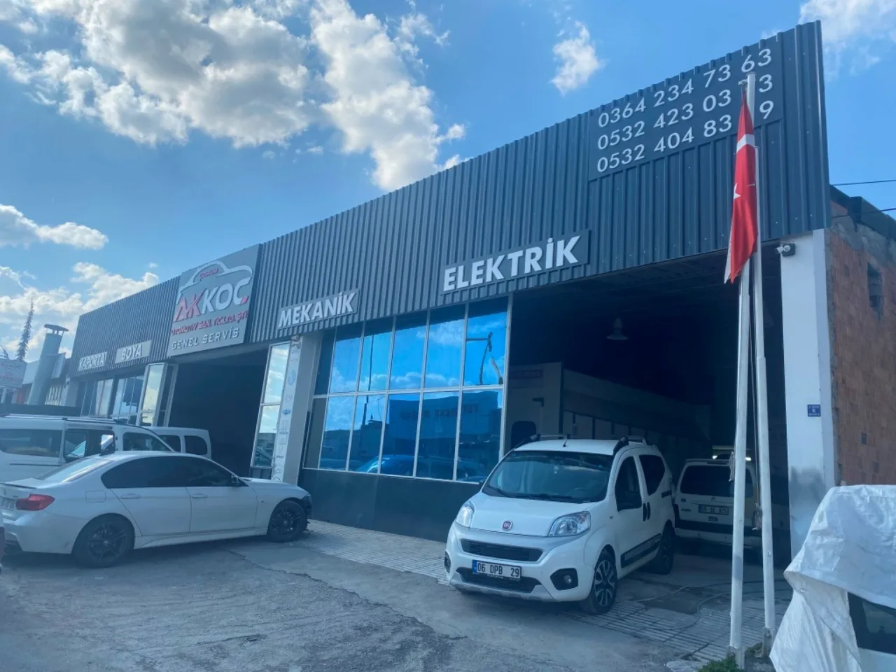 Oto elektrik bölümünün cepheli girişi
