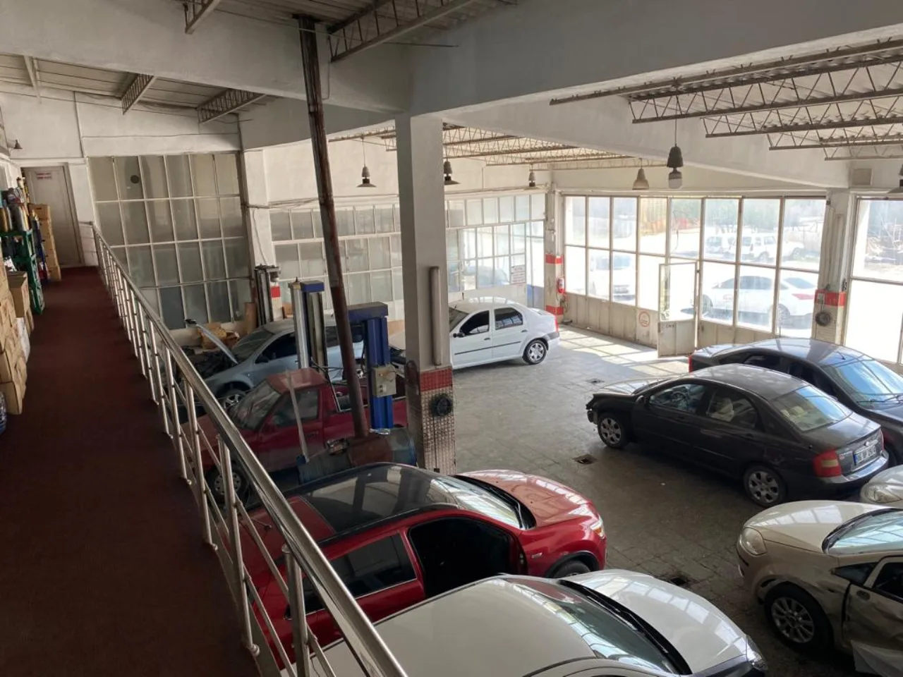 Mekanik bölümü: atölye içi liftler ve bakımdaki araçlar